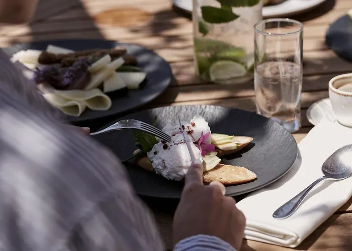 Yria Island Boutique & 5* Parasporos